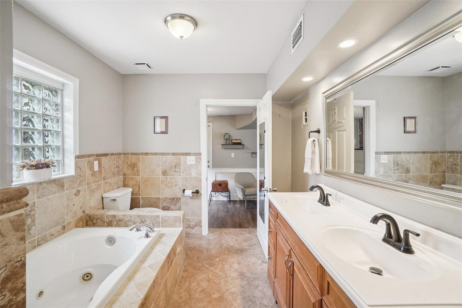 Listing photo id 22 for 3218 Oakellar Avenue