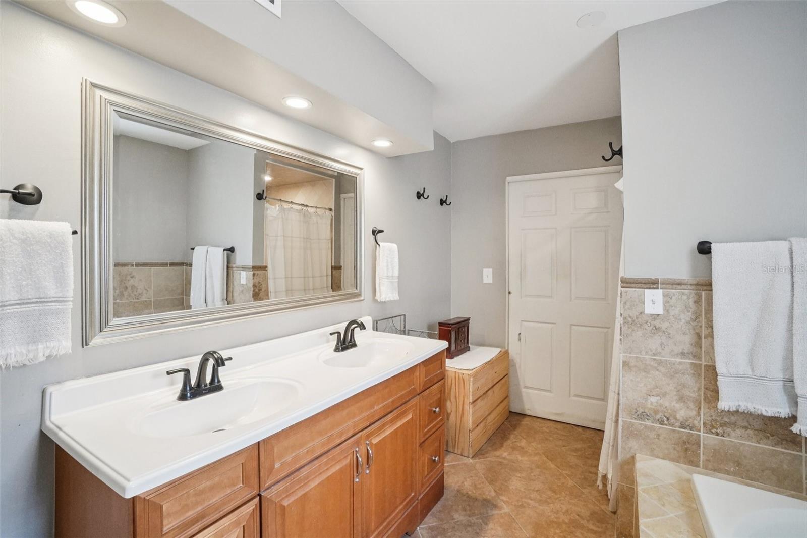 Listing photo id 23 for 3218 Oakellar Avenue