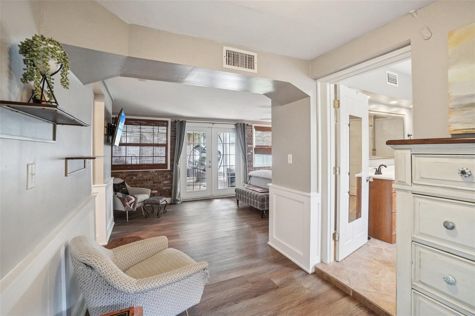 Listing photo id 28 for 3218 Oakellar Avenue