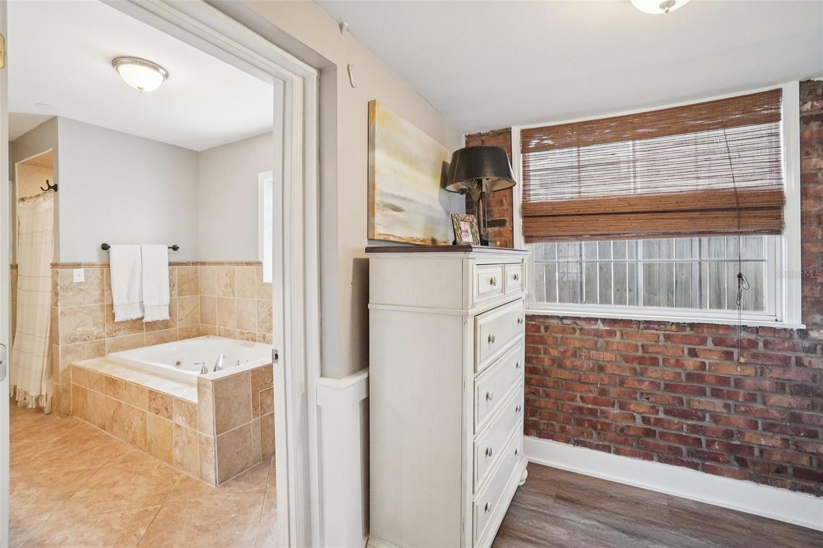 Listing photo id 29 for 3218 Oakellar Avenue