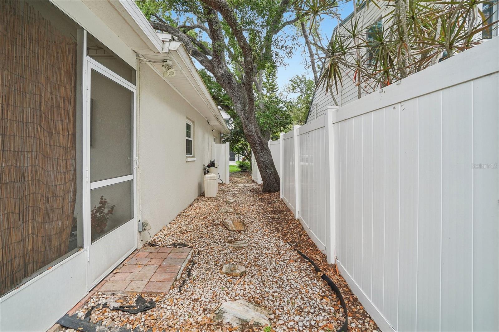 Listing photo id 39 for 3218 Oakellar Avenue