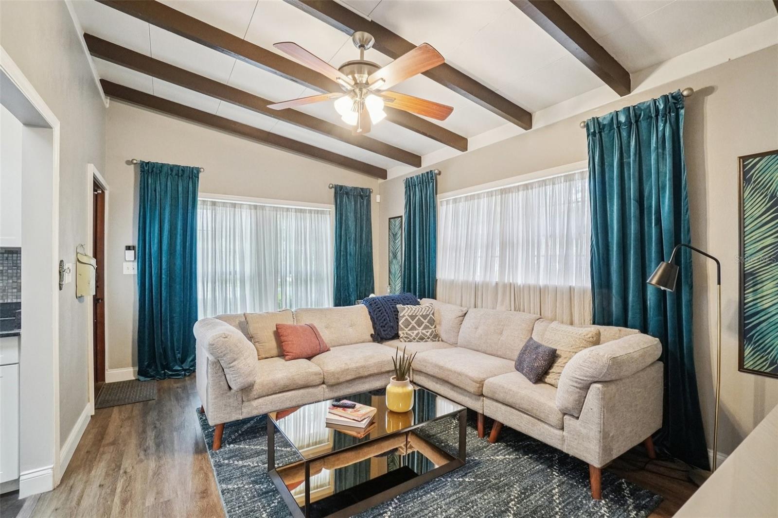 Listing photo id 4 for 3218 Oakellar Avenue