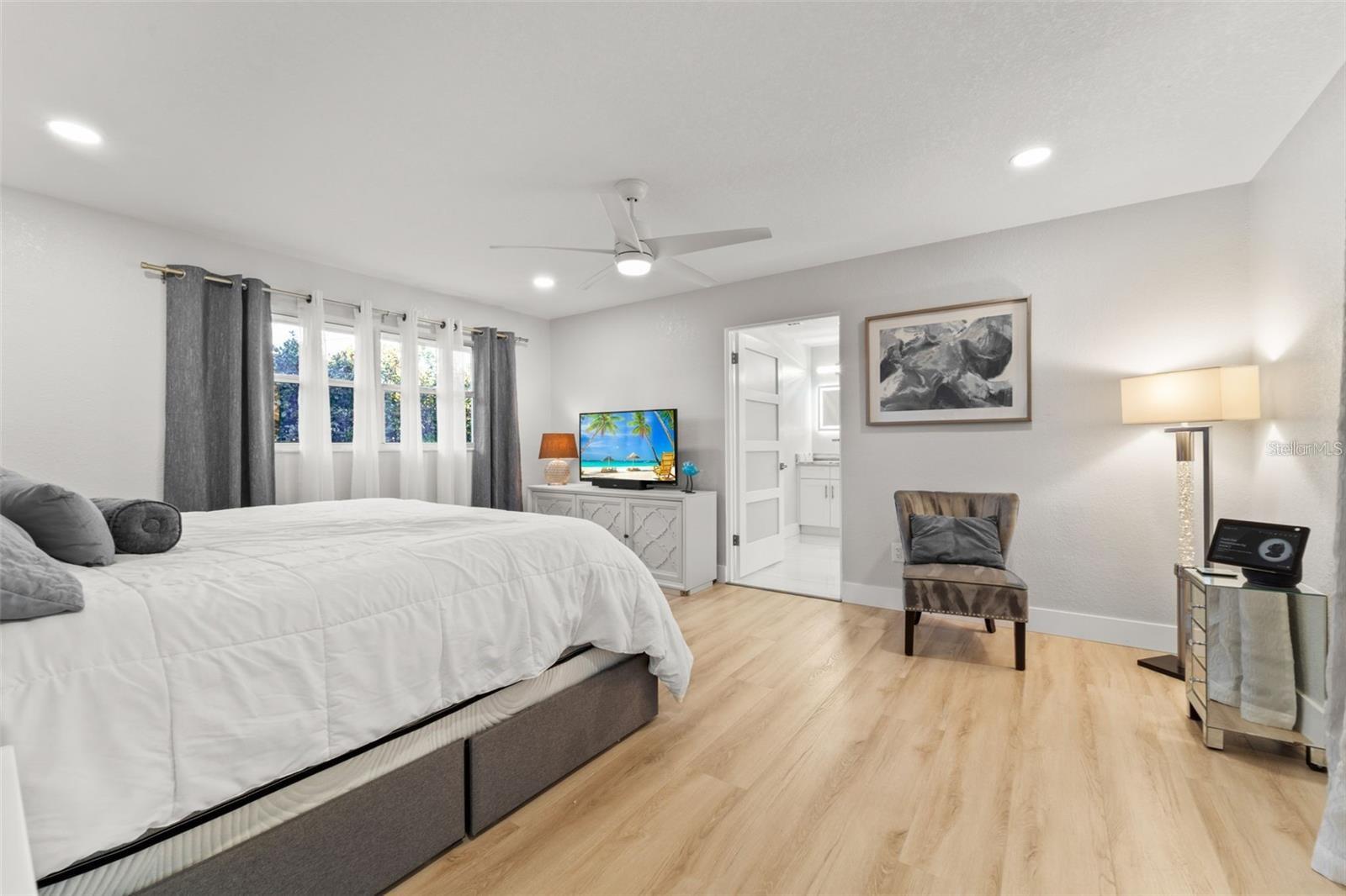 Listing photo id 46 for 8648 14th Way N Fl