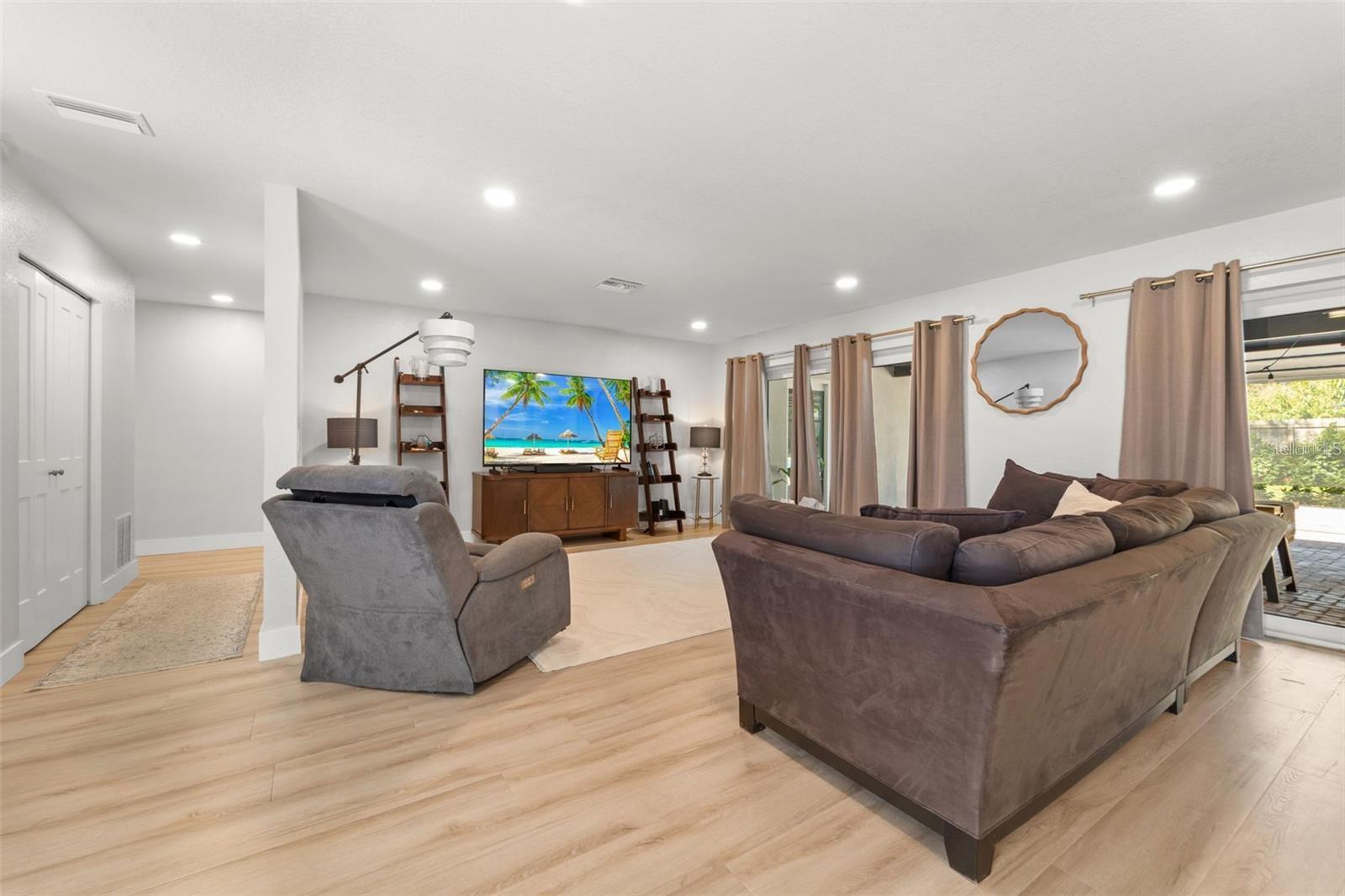 Listing photo id 3 for 8648 14th Way N Fl