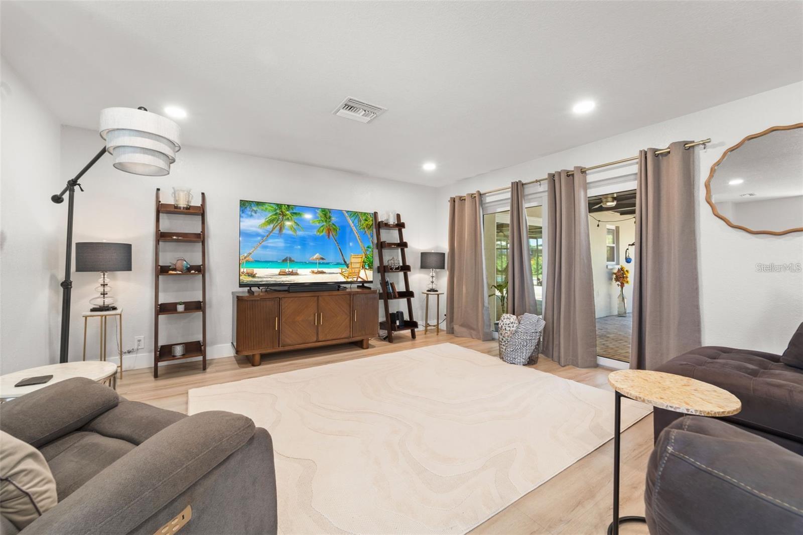 Listing photo id 4 for 8648 14th Way N Fl