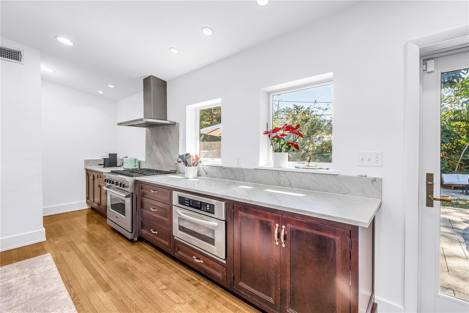 Image 21 of 60 For 209 Bandera Way Ne