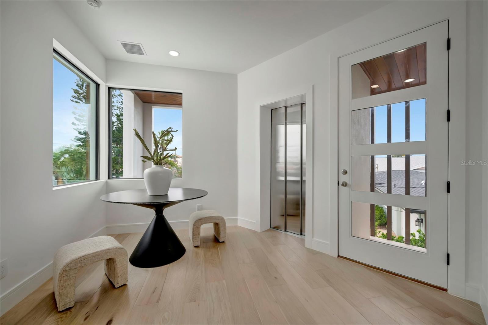 Listing photo id 9 for 7176 Shore Drive S