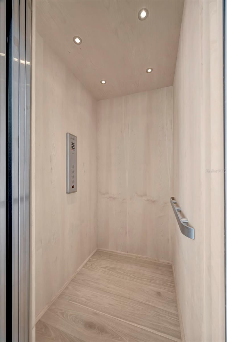 Listing photo id 10 for 7176 Shore Drive S