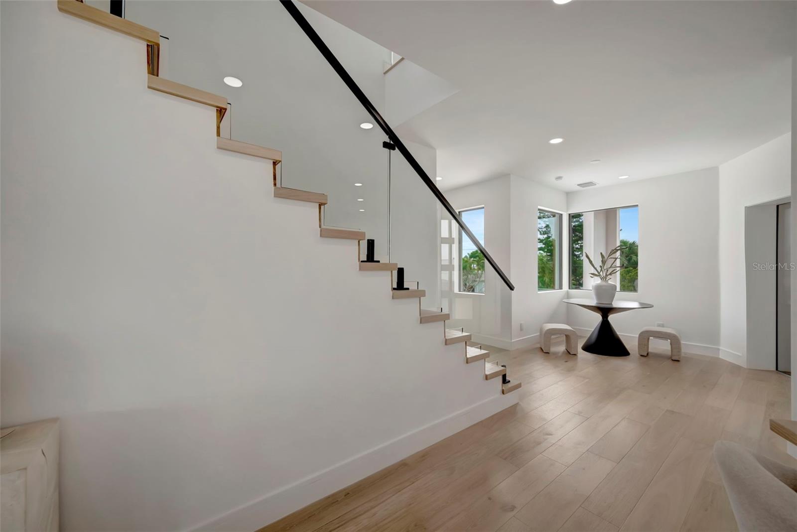 Listing photo id 11 for 7176 Shore Drive S