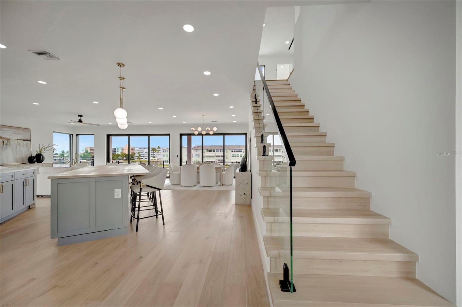 Listing photo id 12 for 7176 Shore Drive S