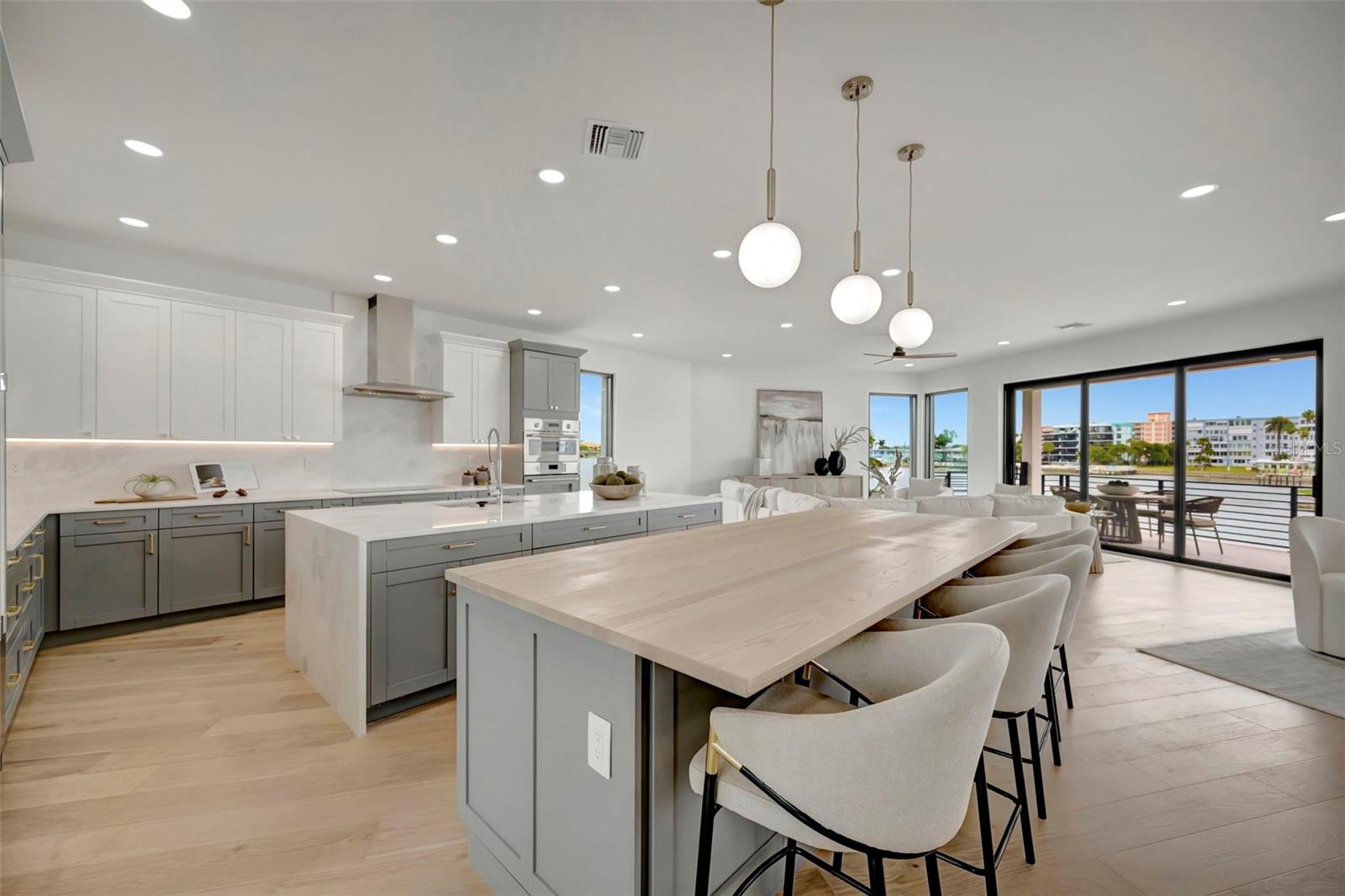 Listing photo id 13 for 7176 Shore Drive S