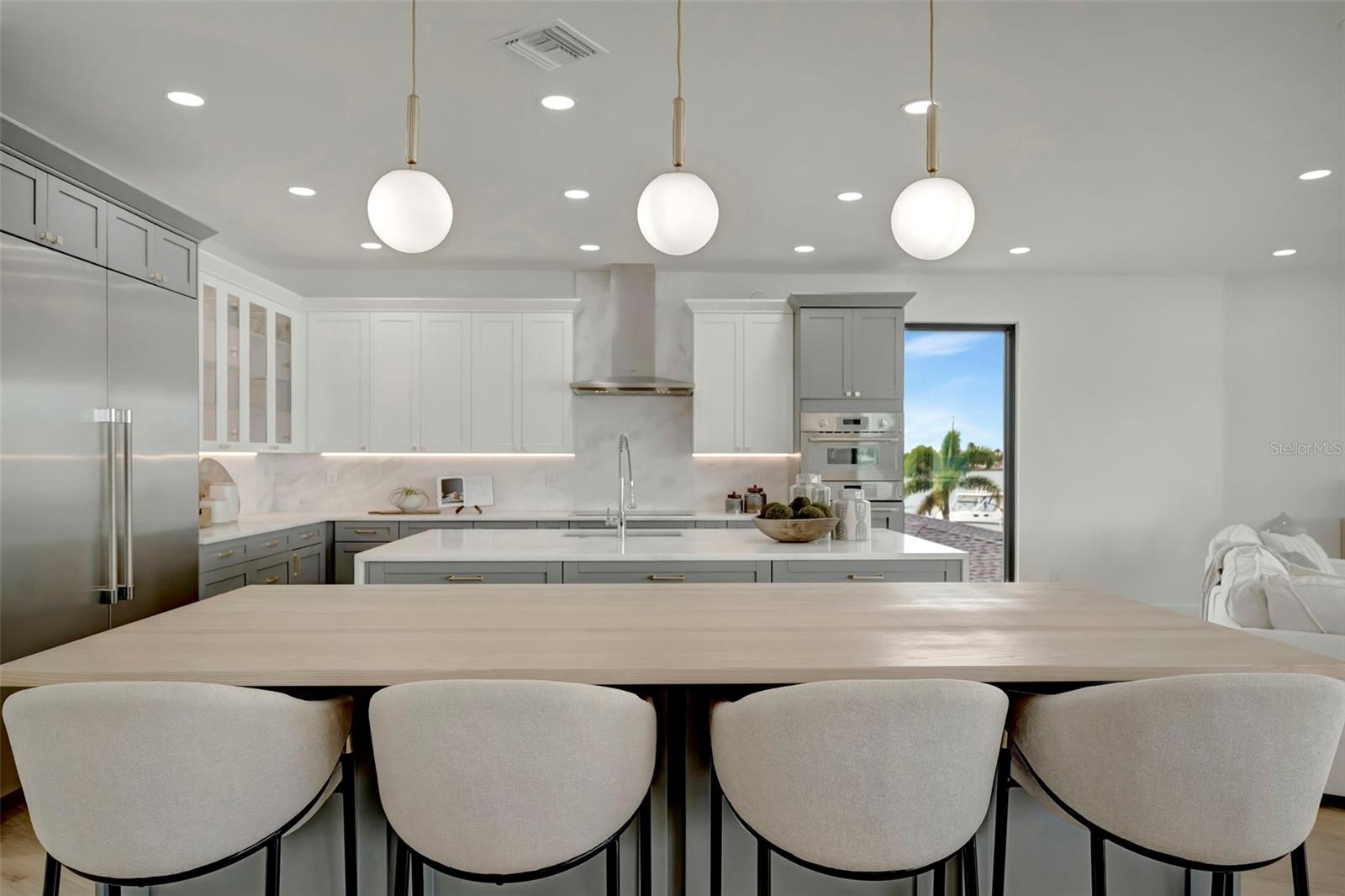 Listing photo id 14 for 7176 Shore Drive S