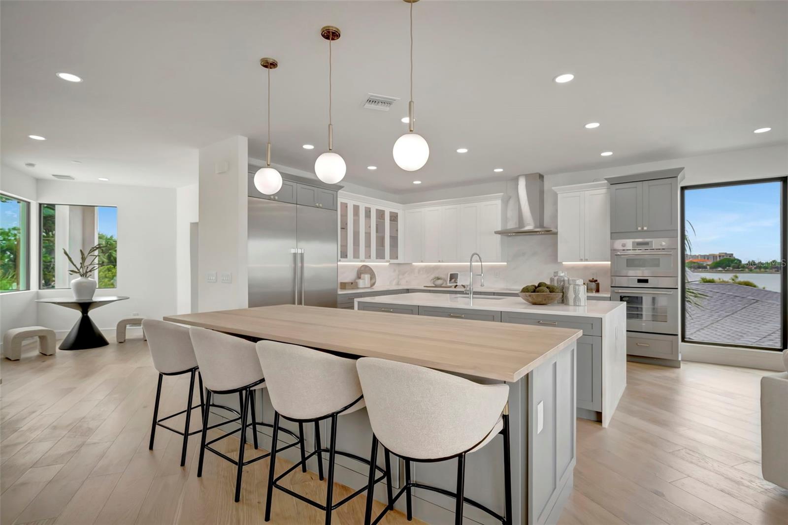 Listing photo id 15 for 7176 Shore Drive S