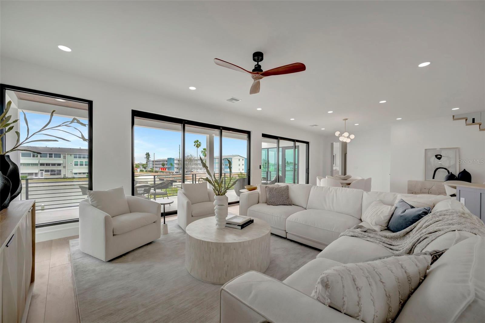 Listing photo id 17 for 7176 Shore Drive S