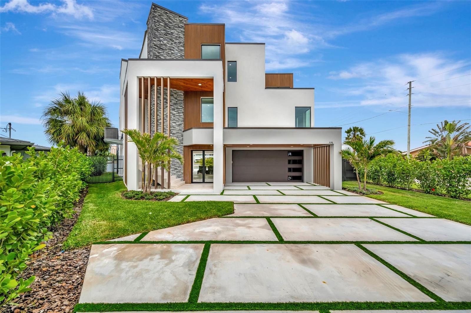 Listing photo id 0 for 7176 Shore Drive S