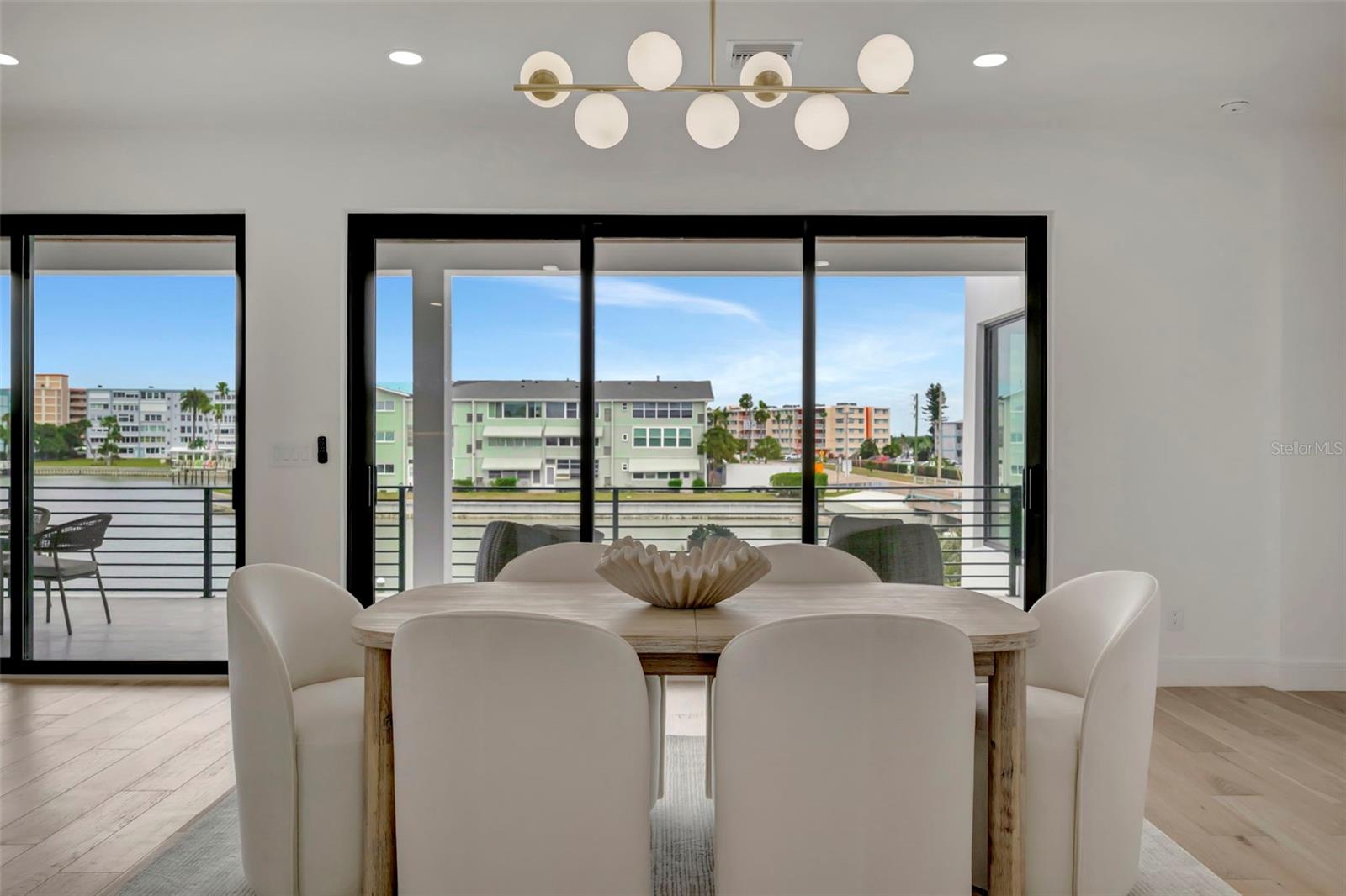 Listing photo id 20 for 7176 Shore Drive S