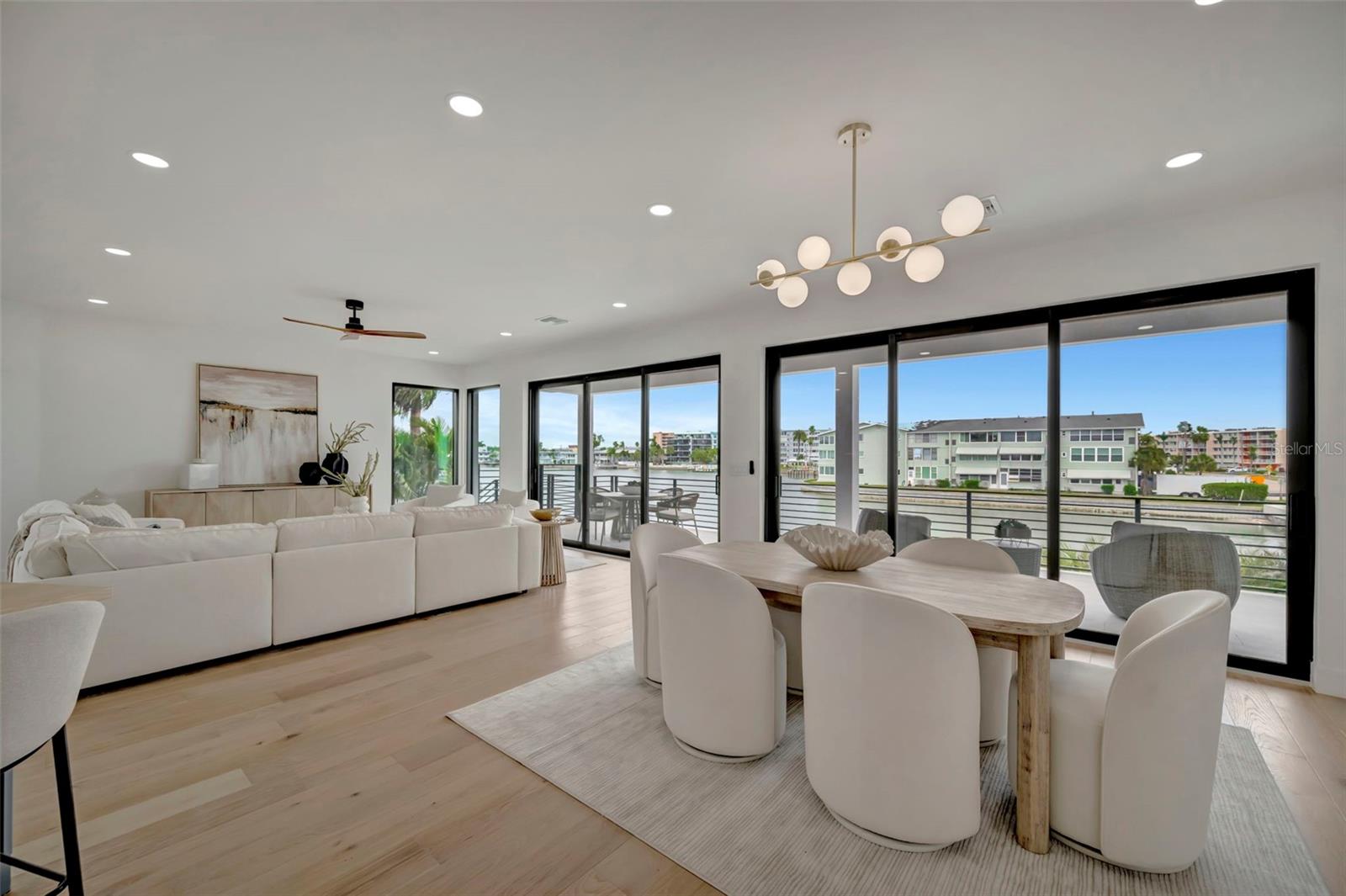 Listing photo id 21 for 7176 Shore Drive S