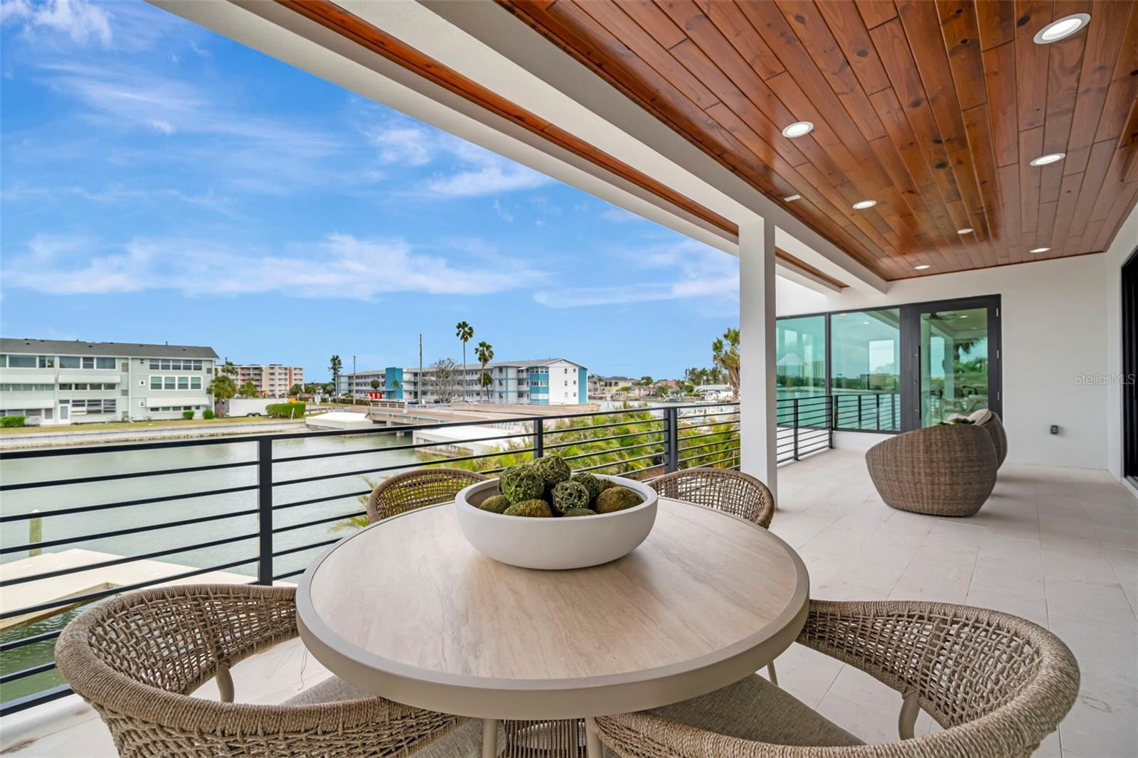 Listing photo id 24 for 7176 Shore Drive S