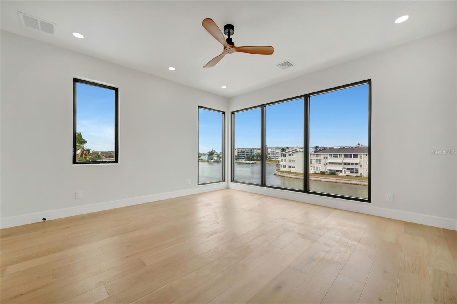 Listing photo id 26 for 7176 Shore Drive S