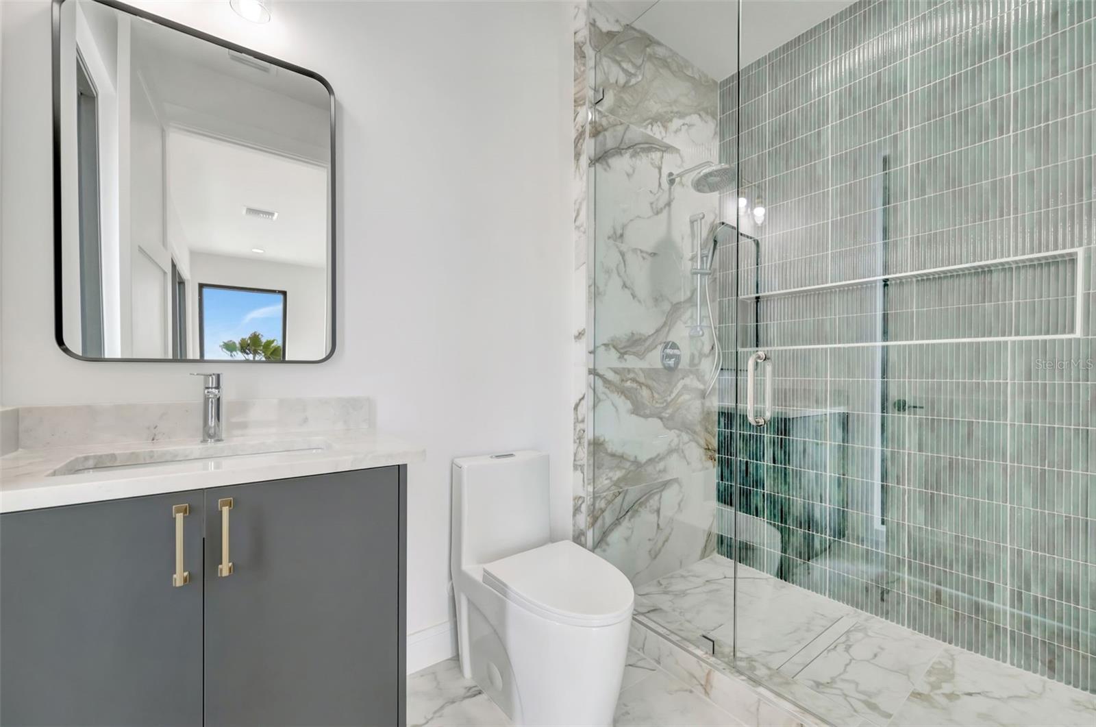 Listing photo id 27 for 7176 Shore Drive S