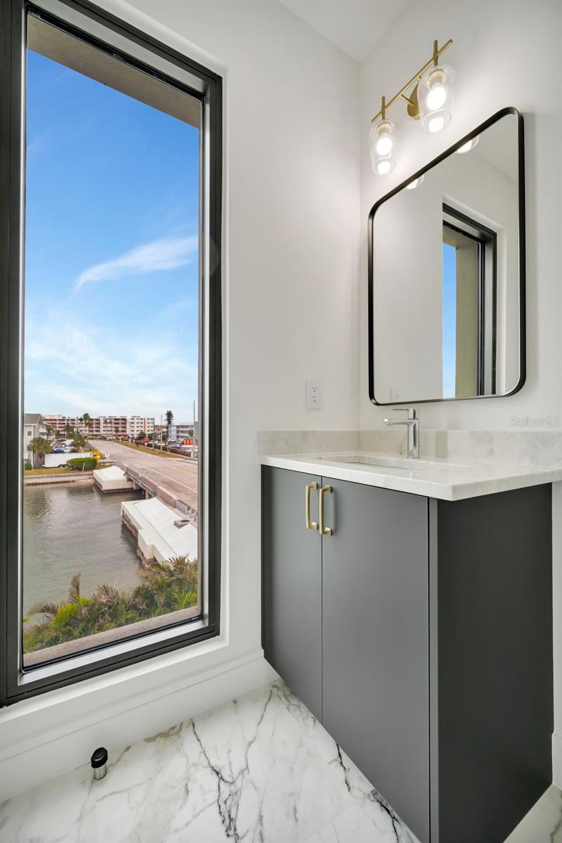 Listing photo id 28 for 7176 Shore Drive S