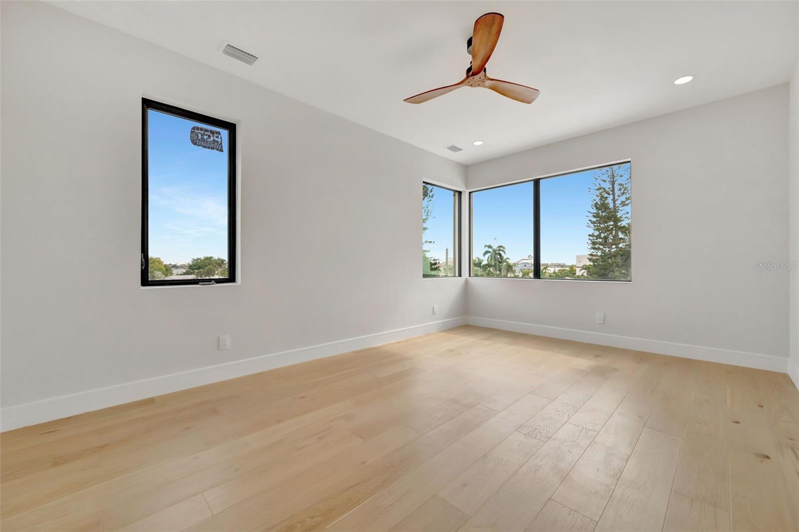 Listing photo id 30 for 7176 Shore Drive S