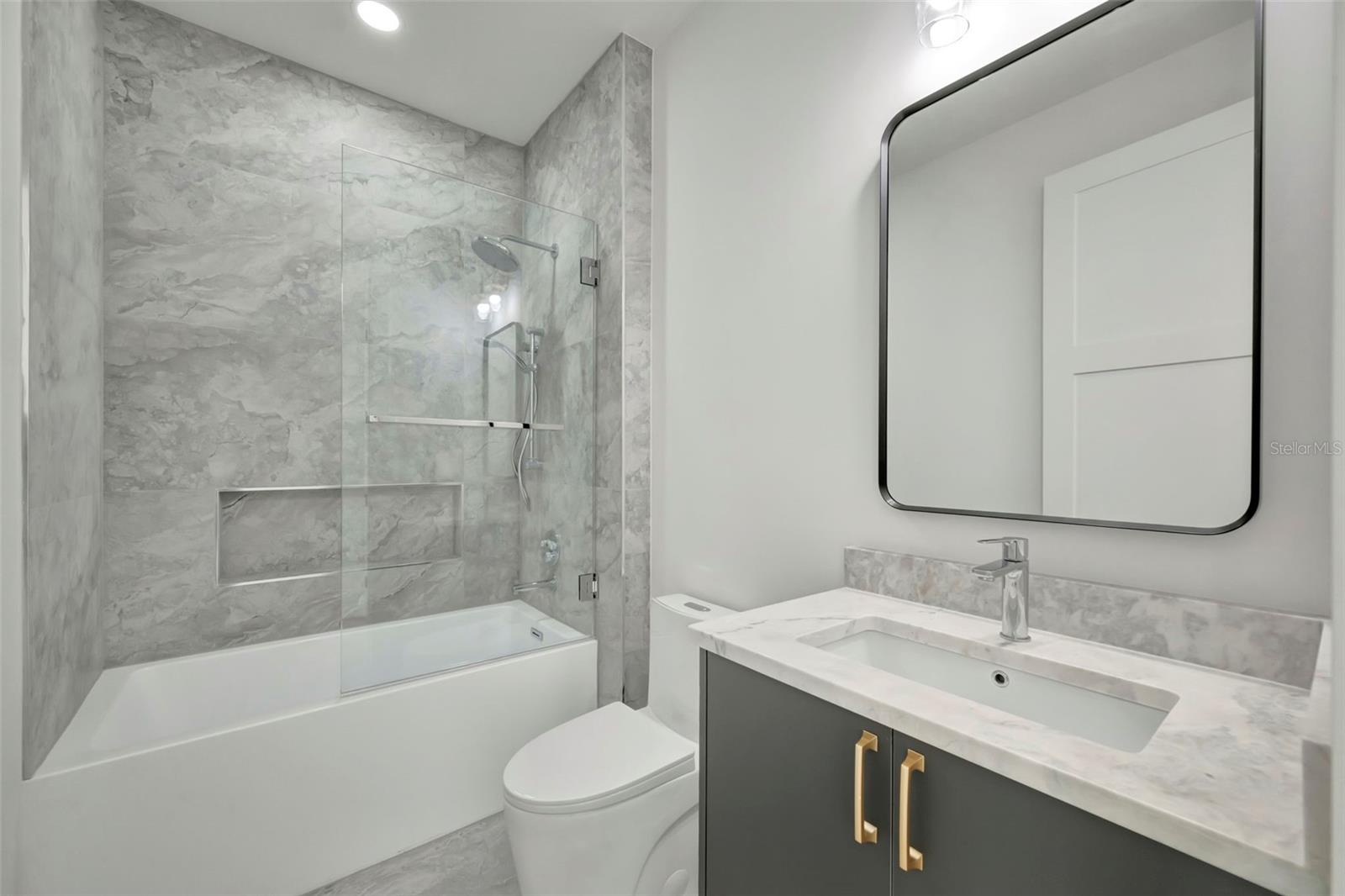 Listing photo id 31 for 7176 Shore Drive S