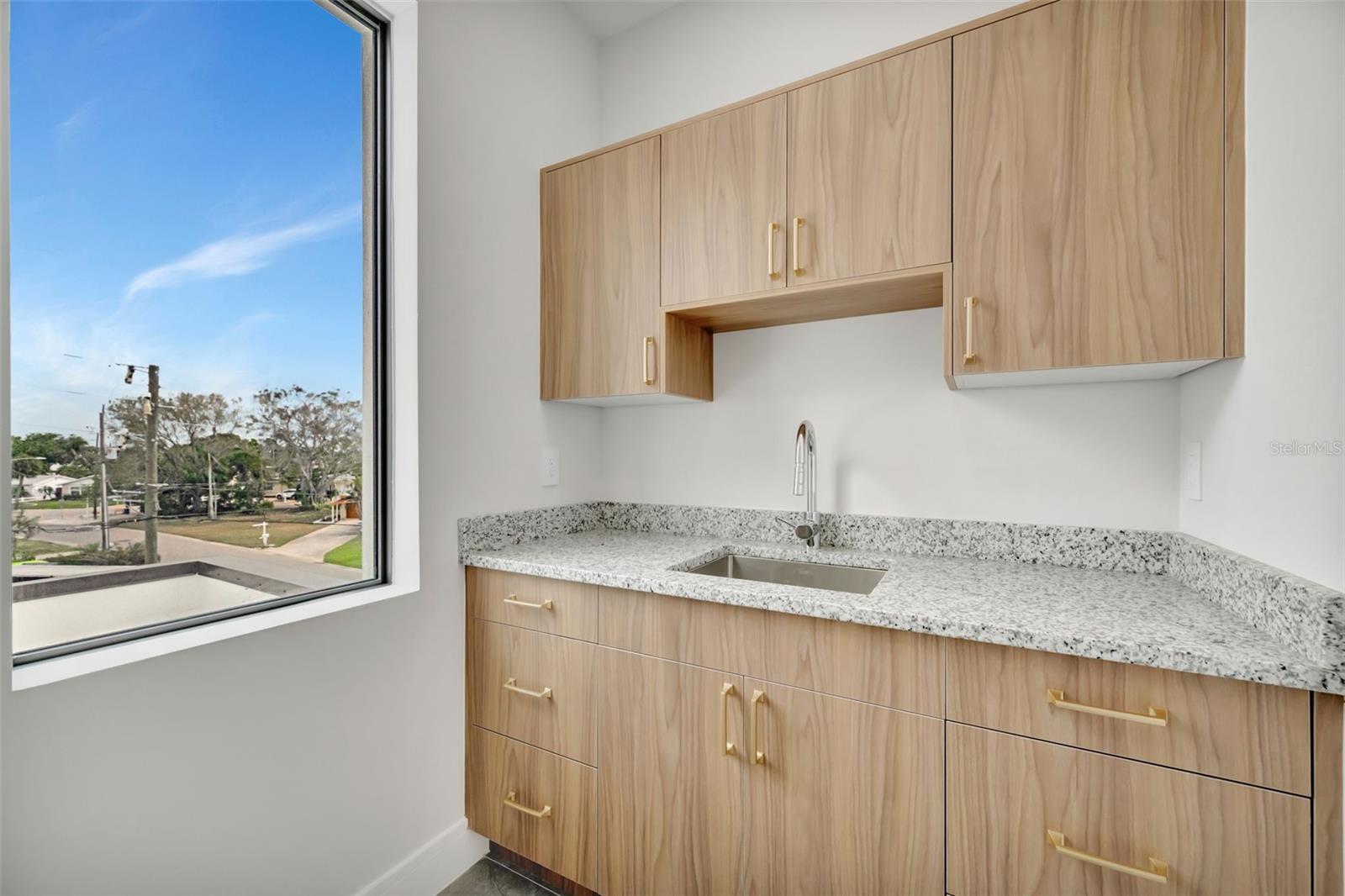 Listing photo id 32 for 7176 Shore Drive S