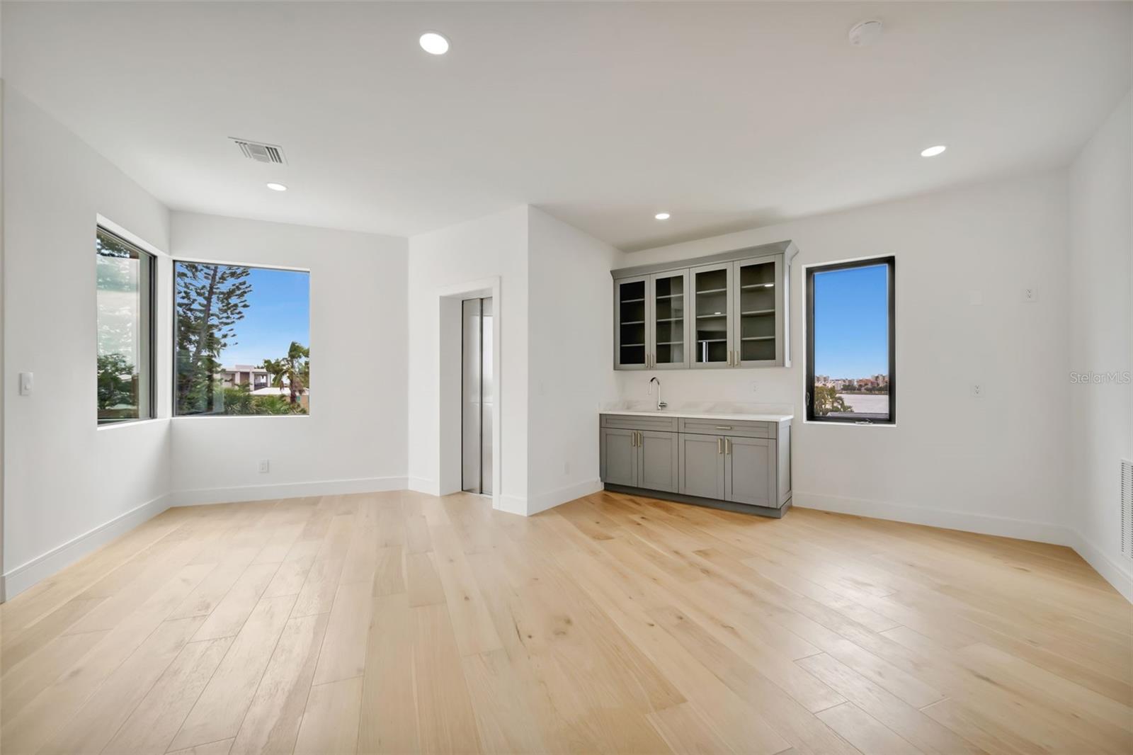 Listing photo id 33 for 7176 Shore Drive S