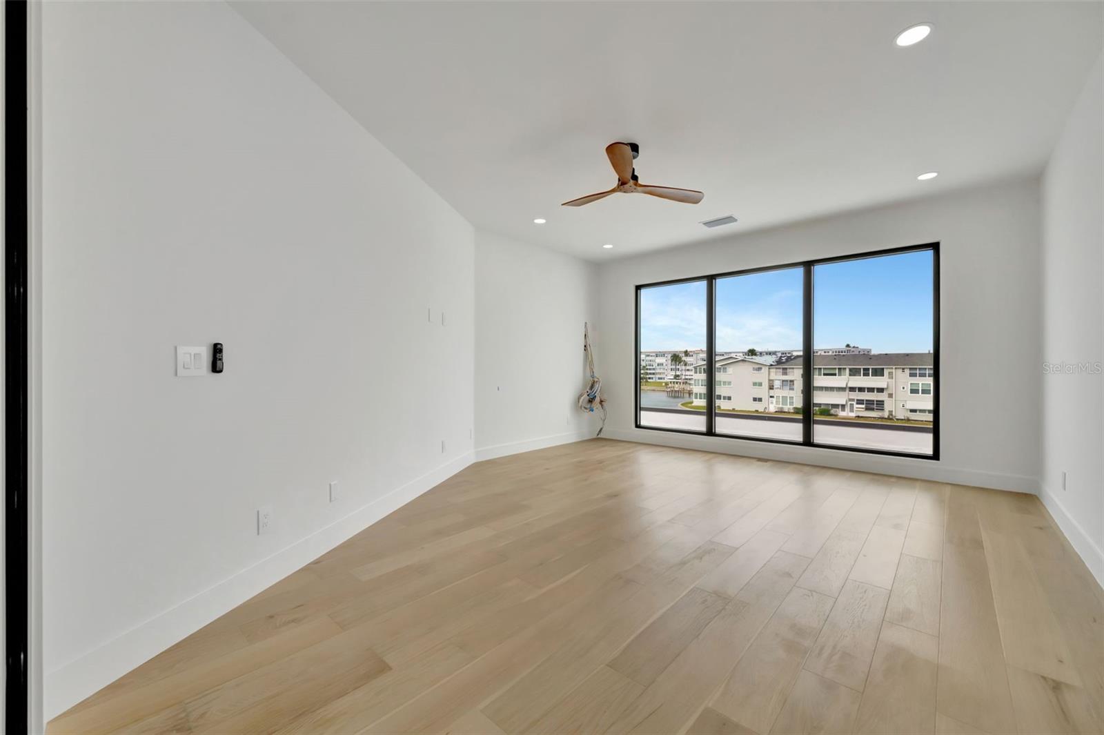 Listing photo id 35 for 7176 Shore Drive S