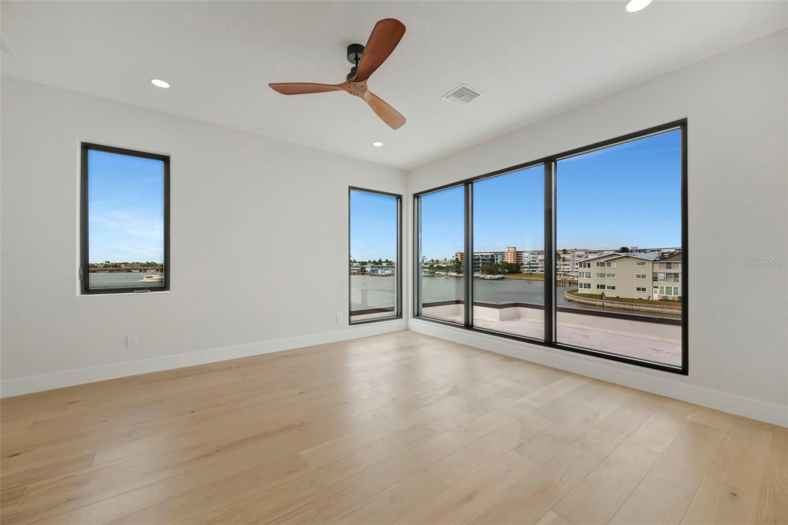 Listing photo id 37 for 7176 Shore Drive S