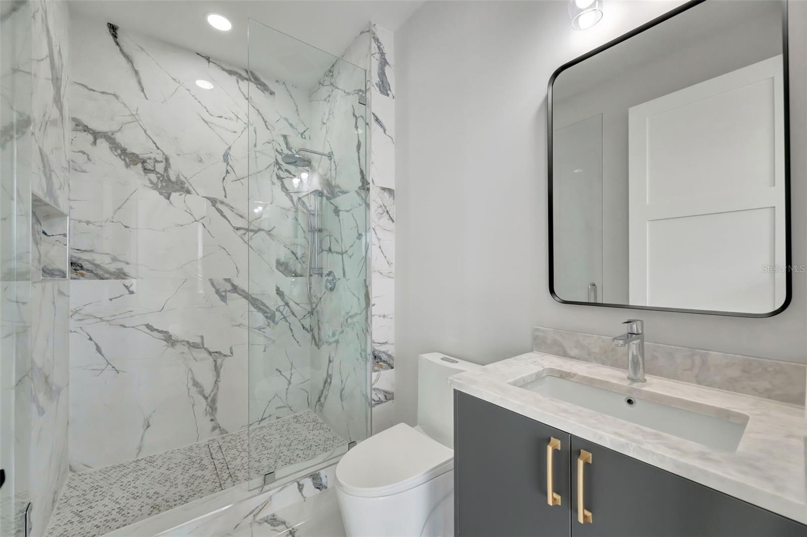 Listing photo id 38 for 7176 Shore Drive S