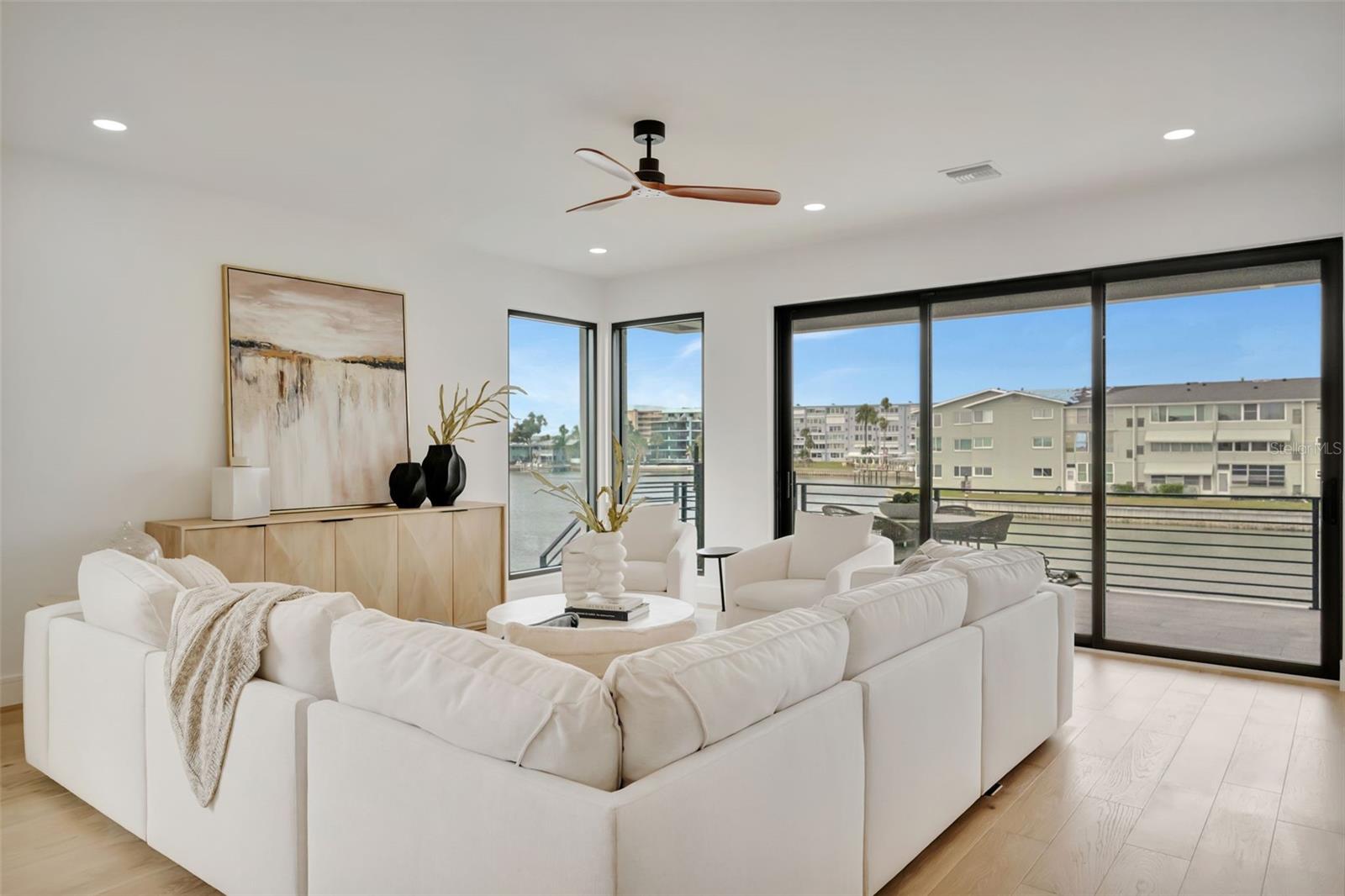 Listing photo id 39 for 7176 Shore Drive S