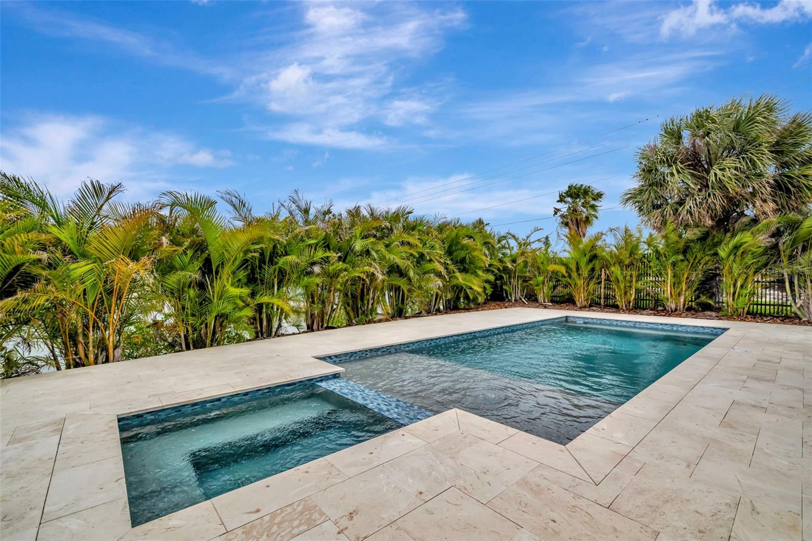 Listing photo id 3 for 7176 Shore Drive S