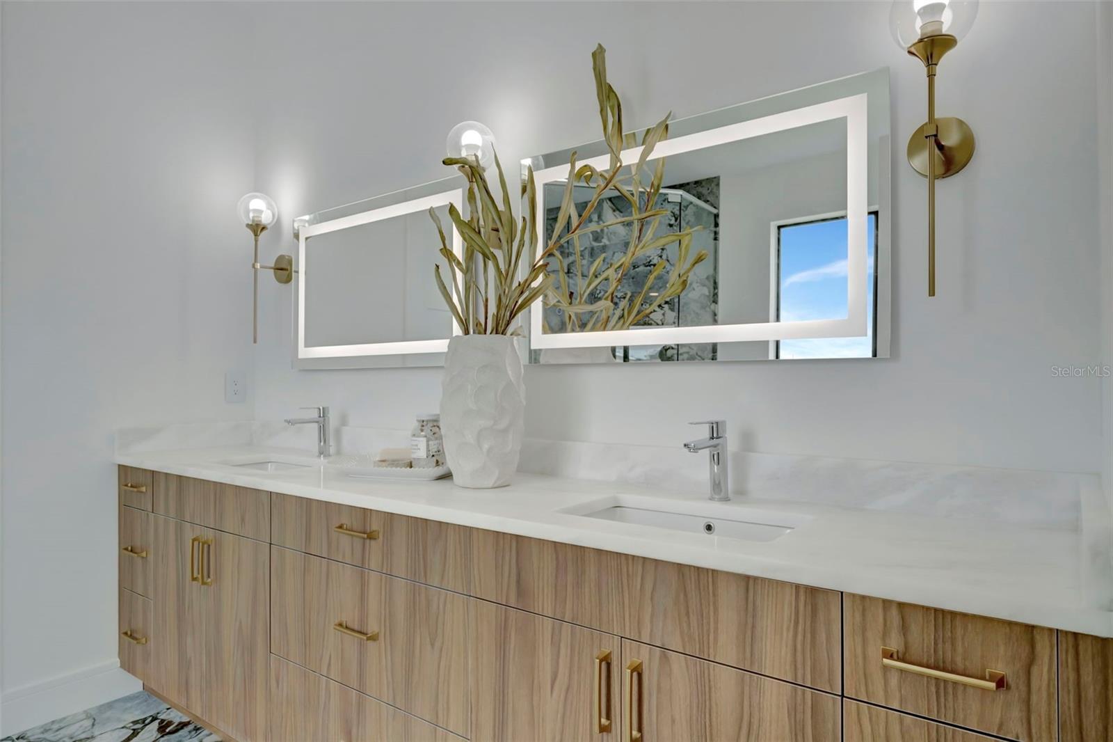 Listing photo id 53 for 7176 Shore Drive S