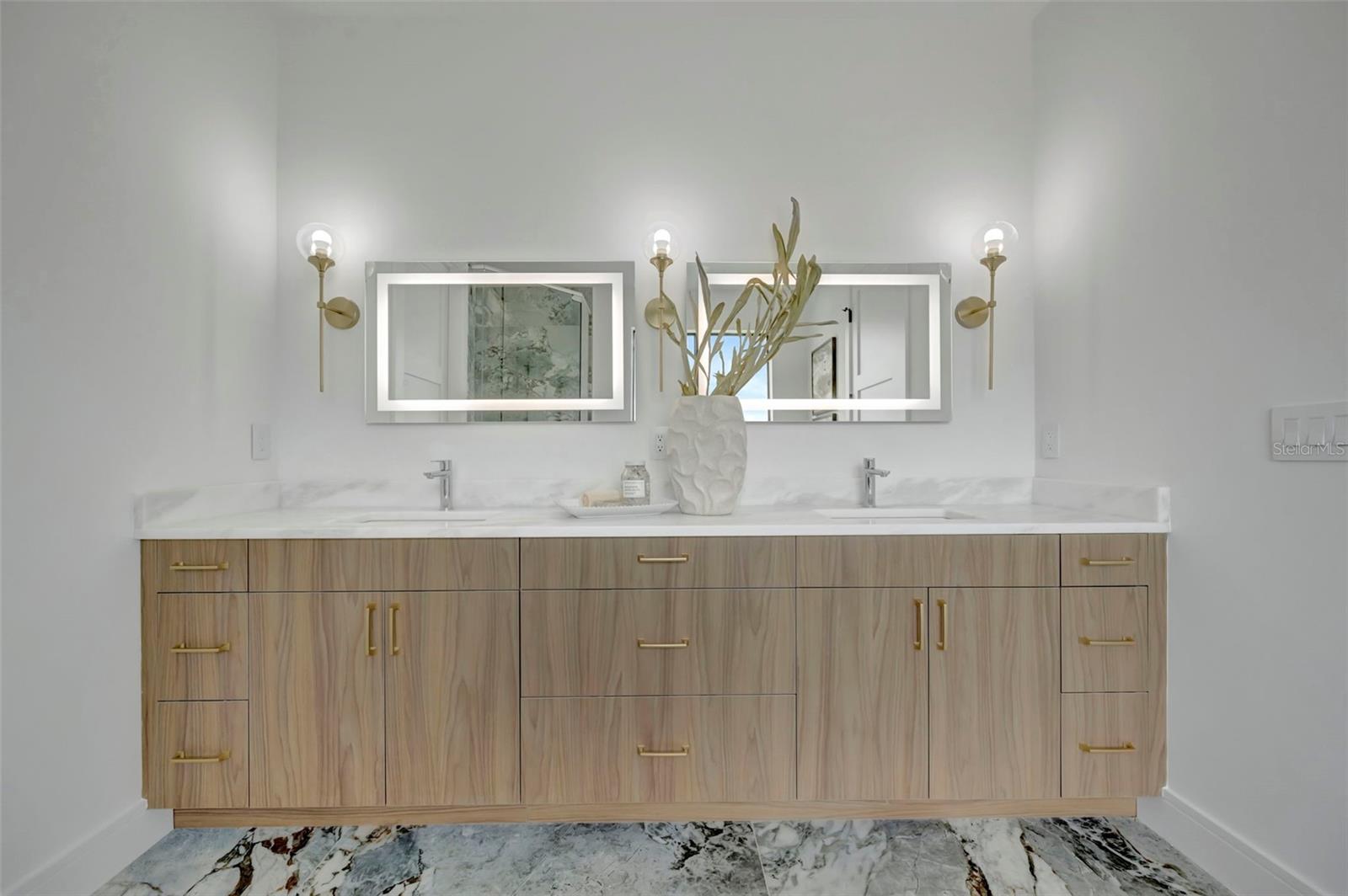 Listing photo id 56 for 7176 Shore Drive S