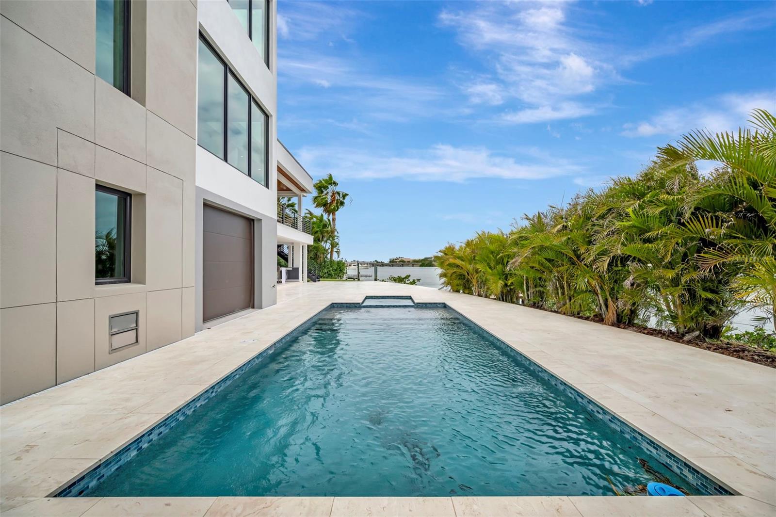 Listing photo id 4 for 7176 Shore Drive S