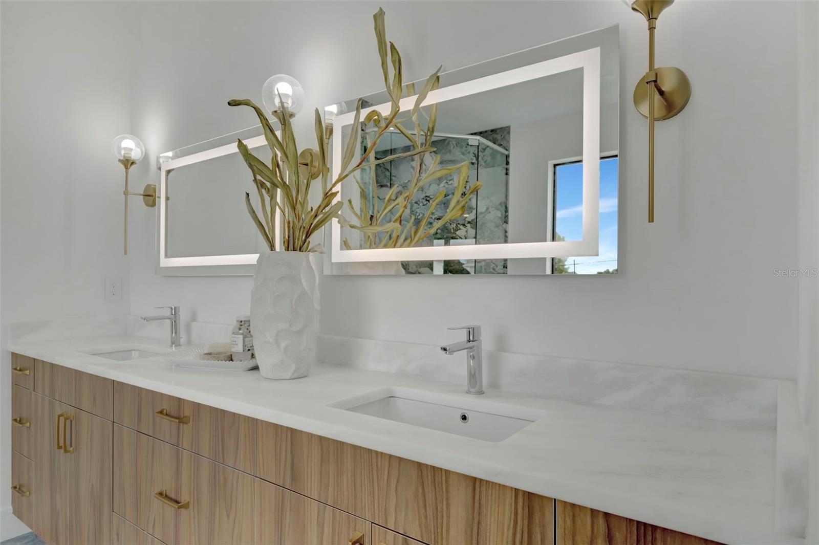 Listing photo id 58 for 7176 Shore Drive S