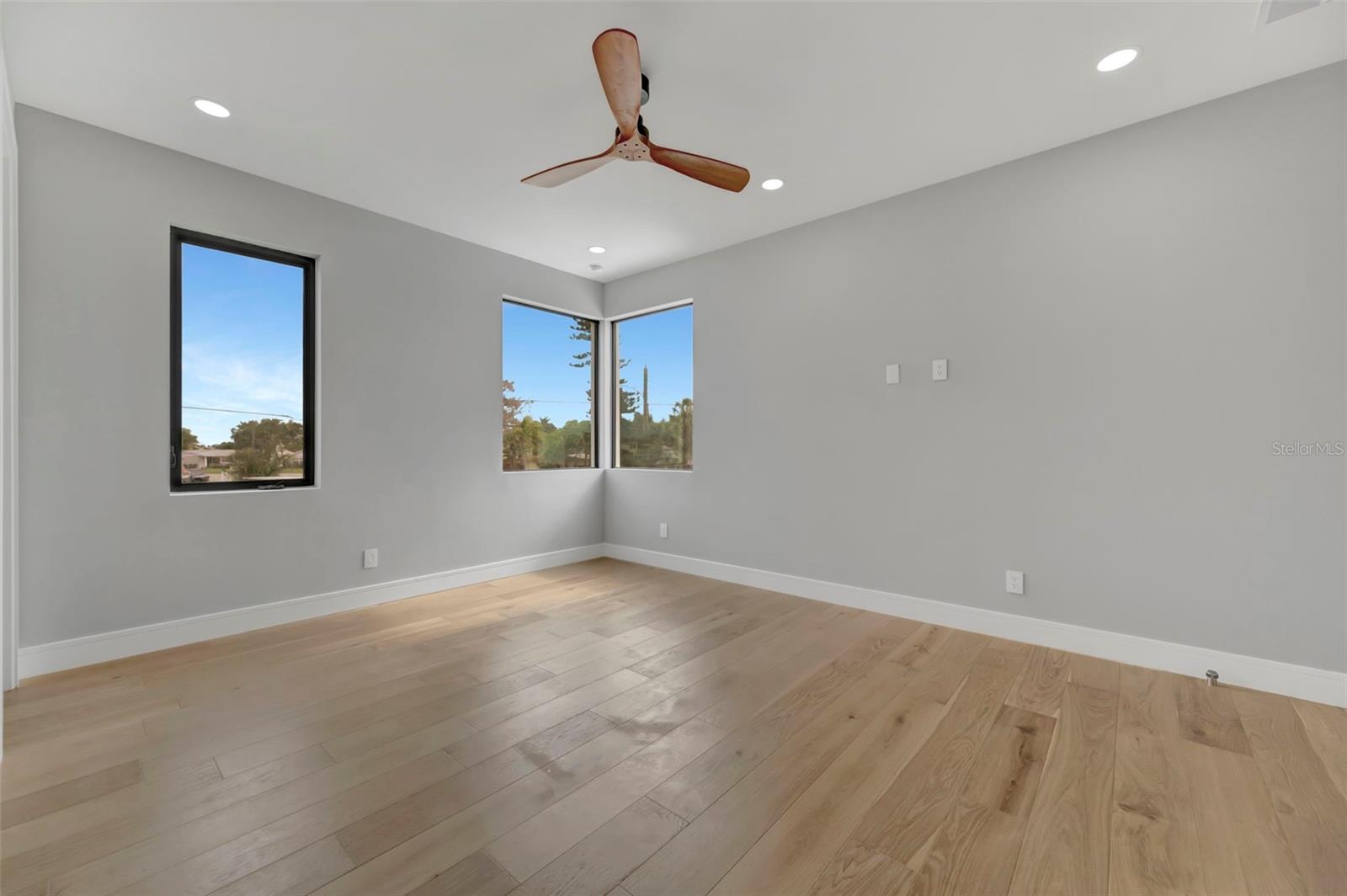 Listing photo id 62 for 7176 Shore Drive S