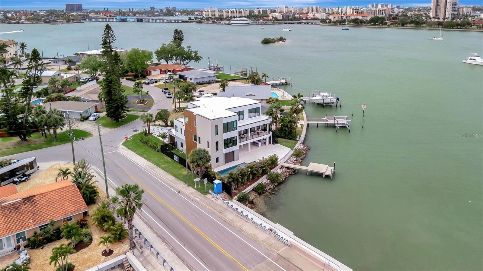 Listing photo id 65 for 7176 Shore Drive S