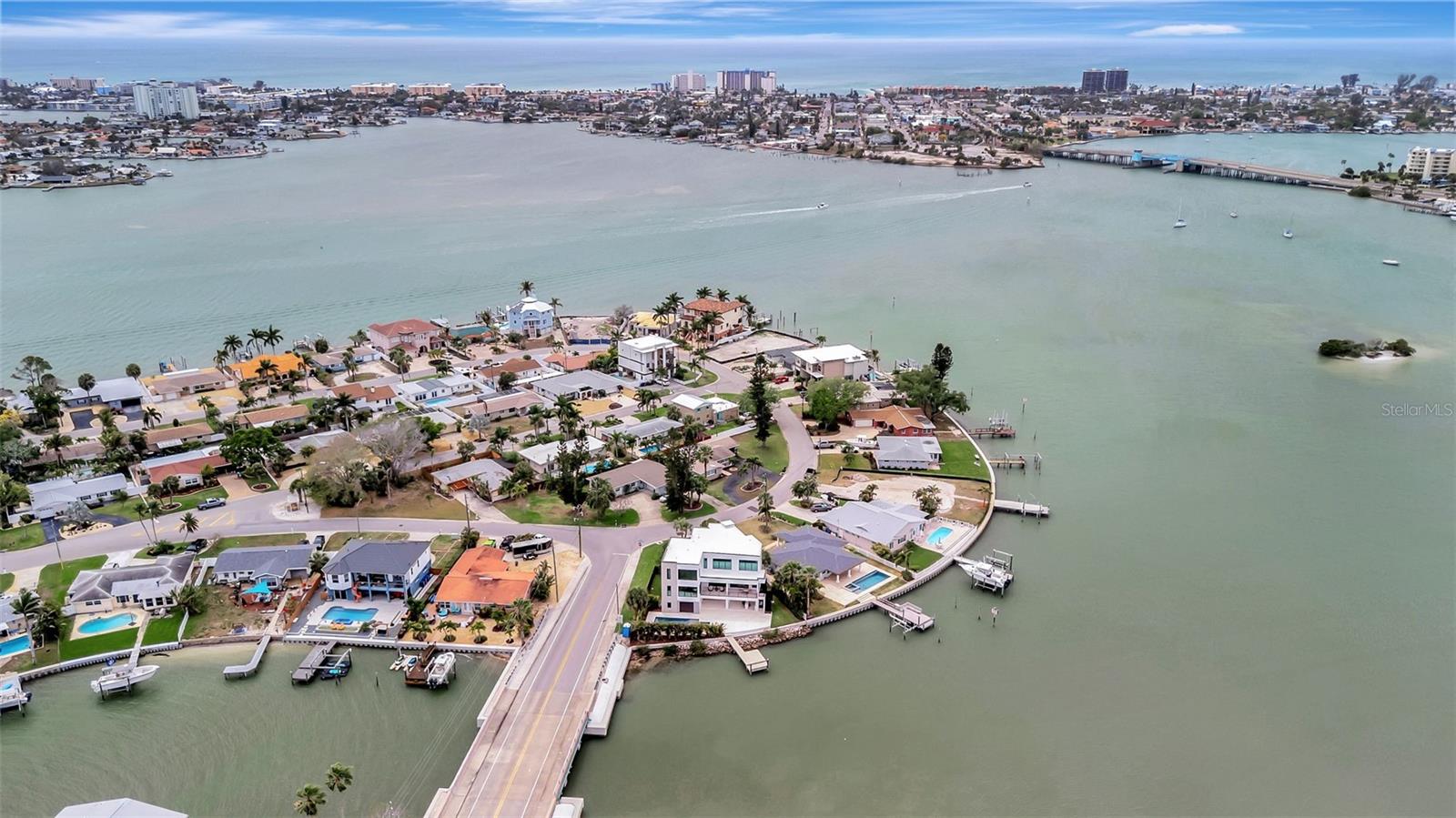 Listing photo id 66 for 7176 Shore Drive S