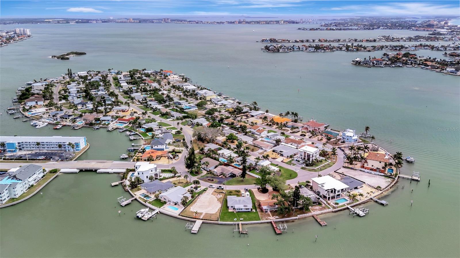 Listing photo id 67 for 7176 Shore Drive S