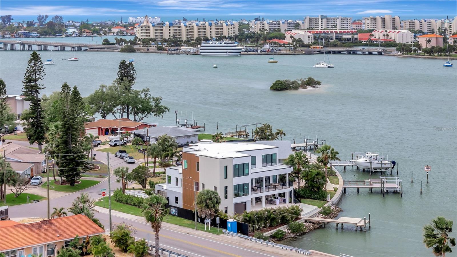 Listing photo id 68 for 7176 Shore Drive S