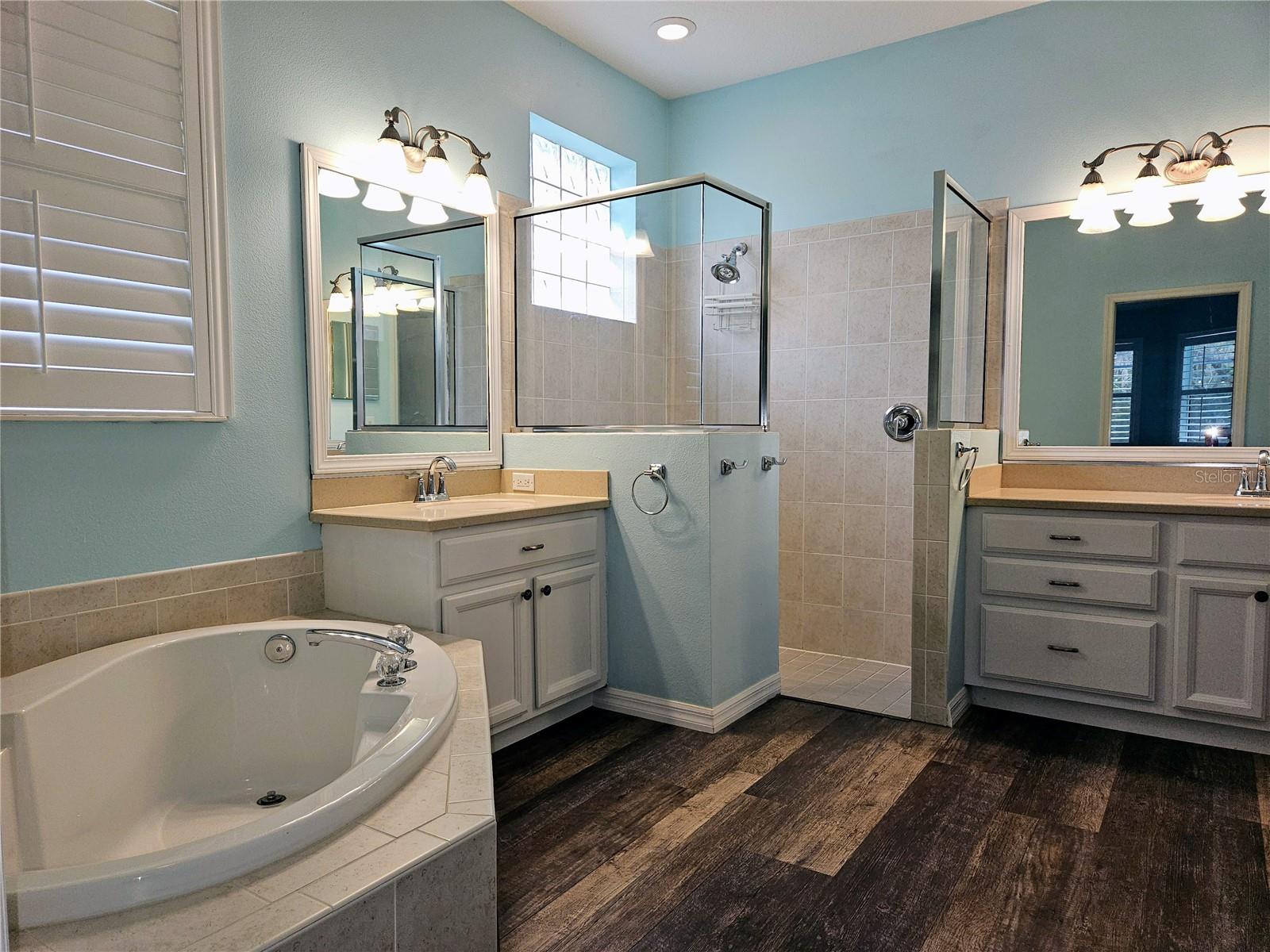 Image 23 of 60 For 12538 Cara Cara Loop