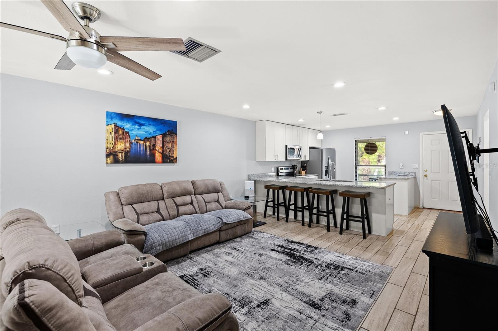 Image 13 of 30 For 2130 Bancroft Place E