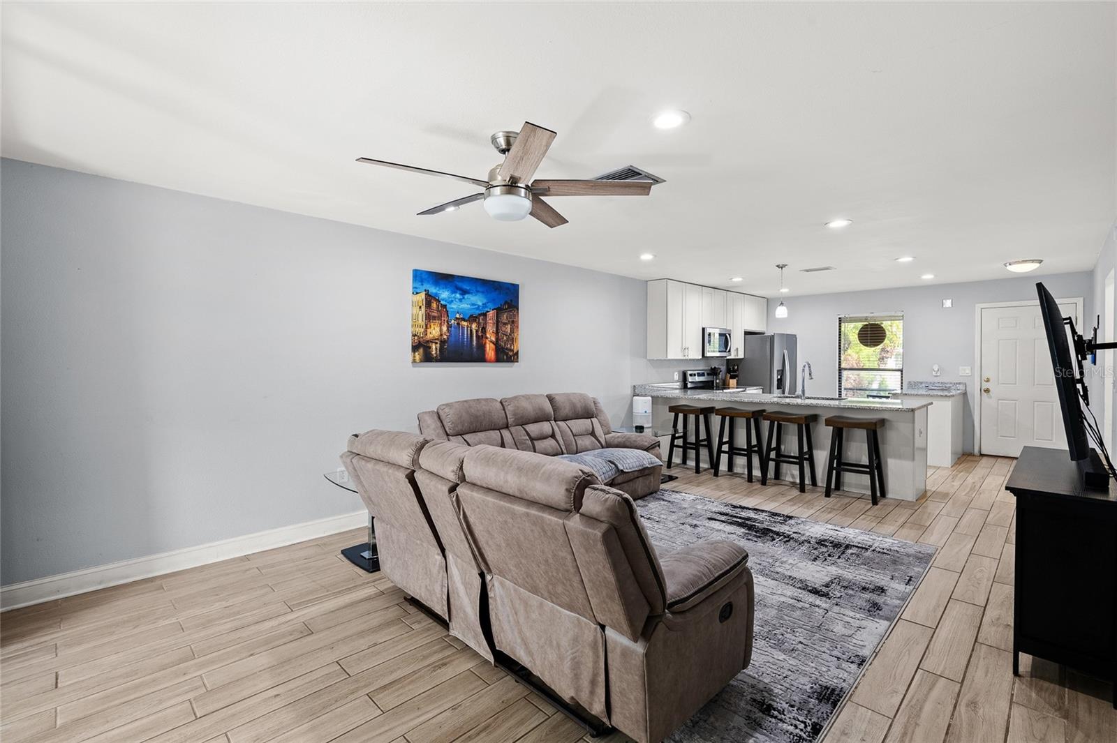 Image 14 of 30 For 2130 Bancroft Place E