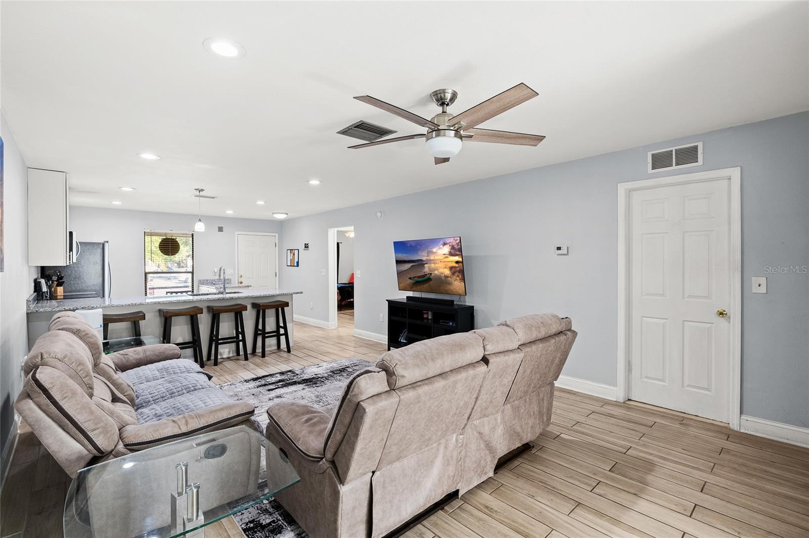 Image 17 of 30 For 2130 Bancroft Place E