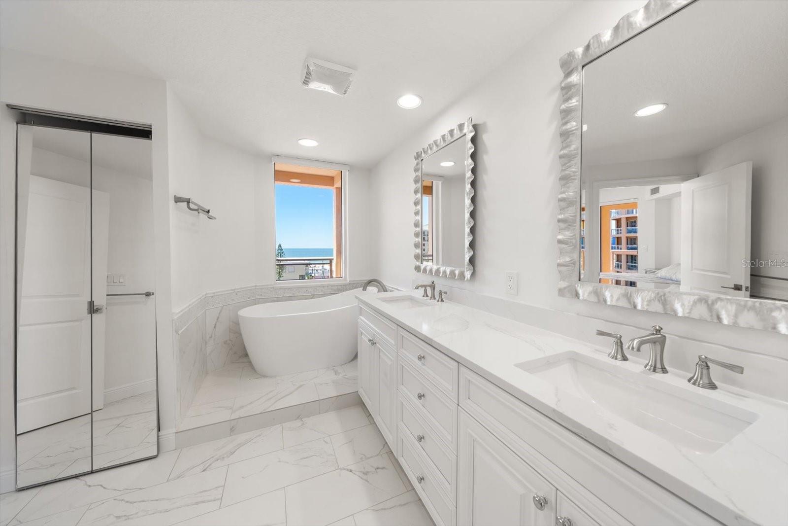 Image 11 of 48 For 521 Mandalay Avenue 701