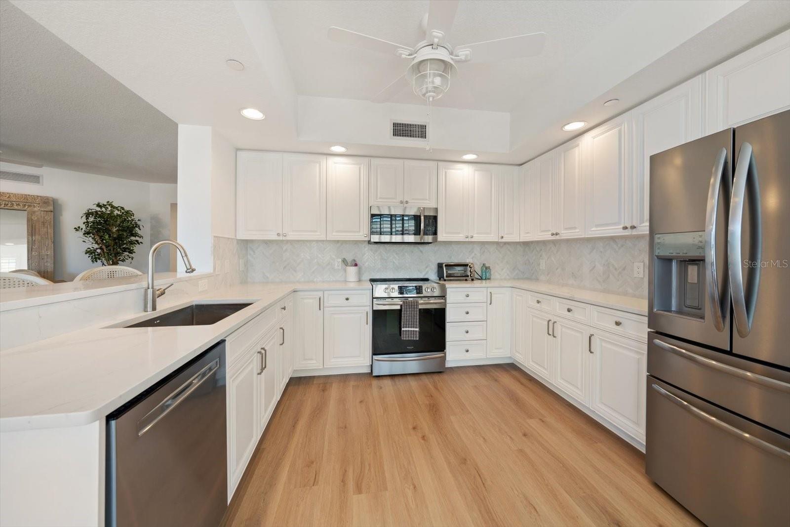 Image 19 of 48 For 521 Mandalay Avenue 701