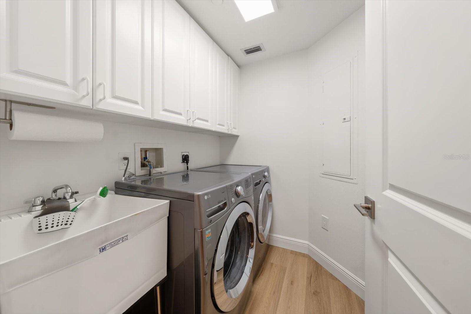 Image 26 of 48 For 521 Mandalay Avenue 701